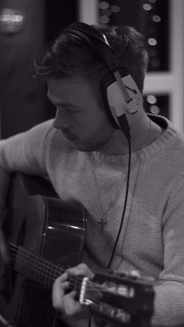 ClubDriveBand's tweet image. Productive day in the studio today! @Tommy_O_malley laying down guitars earlier 🤘🏻🎸 #acoustic #newsong #studio