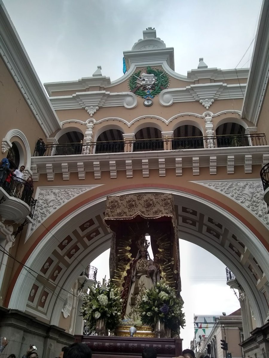 Capirotes_Mad's tweet photo. La #VirgenDeLosPobres pasa por el #ArcodeCorreos https://t.co/DLhOLmDMj8