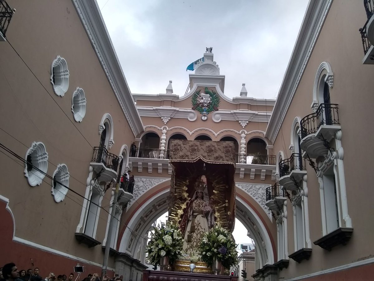 Capirotes_Mad's tweet photo. La #VirgenDeLosPobres pasa por el #ArcodeCorreos https://t.co/DLhOLmDMj8