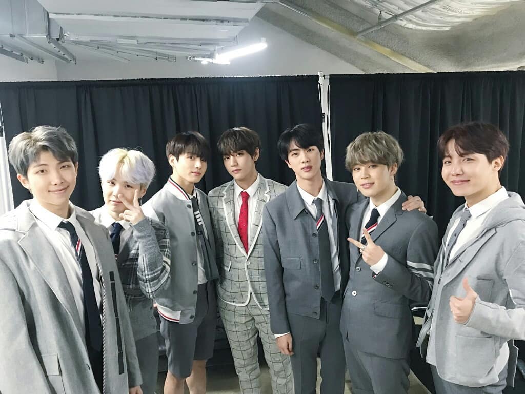 Milena_Jimin's tweet photo. Aveces tengo miedo de no encontrar un nomnbre para estos sentimientos..Solo se que los amo.
#BestBoyBand #iHeartAwards @BTS_twt https://t.co/6unAECG65L