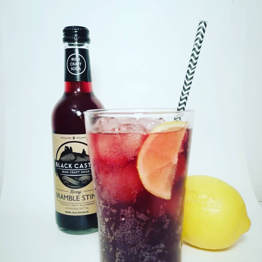 _BLACKCASTLE_'s tweet photo. Berry #BrambleSting over ice = 👌#ASodaLessOrdinary 🌟 #craftsoda #NonAlcoholic #ZING https://t.co/5VXXE5TwwM