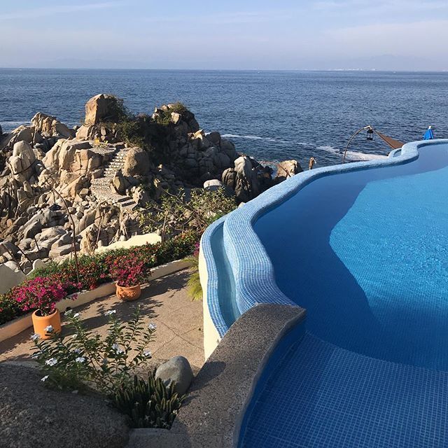jaybaer's tweet photo. Home for the next few days. annual @convinceandconvert strategy retreat. So lucky to be surrounded by an amazing group of awesome professionals, who are also extraordinary people. #2018FTW https://t.co/aMJVcIg087