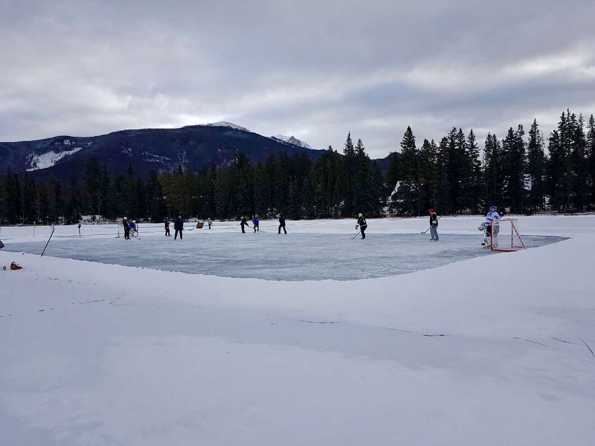 MBHeritageVlly's tweet photo. Perfect weather at @FairmontJPL for a game of hockey between #MBHV staff. https://t.co/g3WyVgaW1f