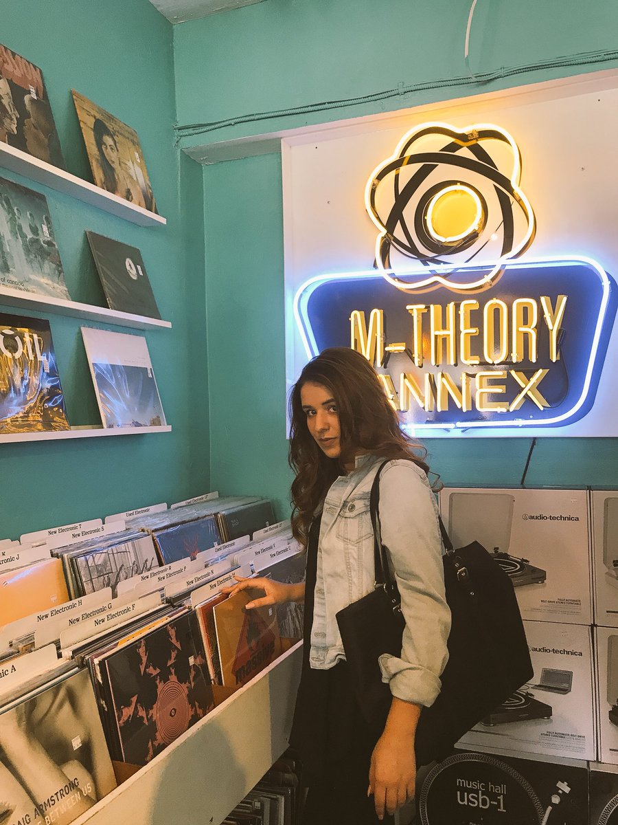 StockJames6's tweet photo. Vibes at @MTHEORYMUSIC with @kflay .. 🌛🌜 @FM949sd #everywhereissomewhere #makemefade #rootedinadventure https://t.co/mqVo6evRt5