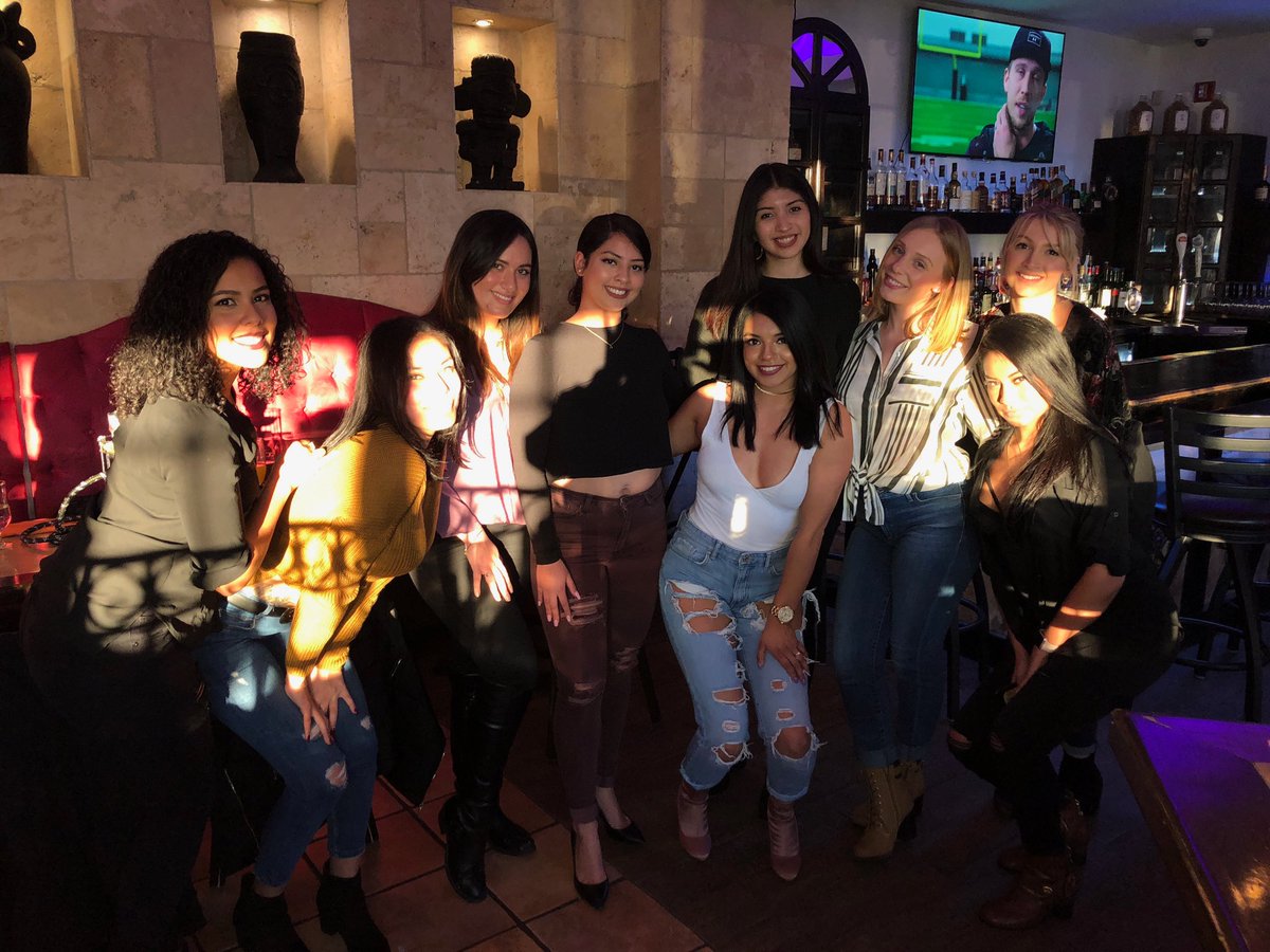 estefaniia____'s tweet photo. Celebrating @ReinnyMiranda’s freedom 😅 #TaxSeason #BrunchThings https://t.co/CqoEHlmUWb