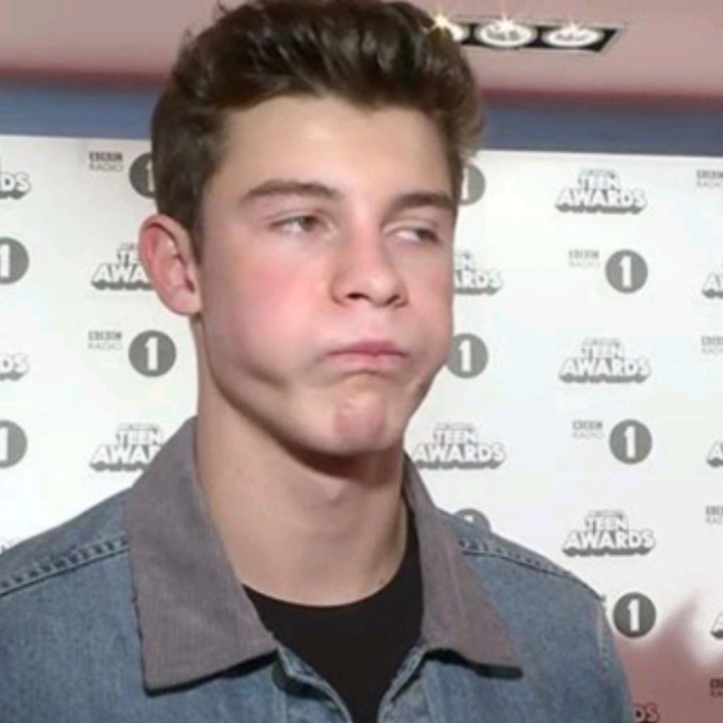 ghysa3's tweet photo. CARALHO GENTE 
cadê vcs 
Que fãs é esse
Vamos se unir 
Vamos lutar por esse prêmio
Vamos orgulhar nosso fandom
Vamos VOTARRRRR
N CUSTA NADA 

#HoldinMeBack
#iHeartAwards
#BestMusicVideo https://t.co/Mu88Udcxsa