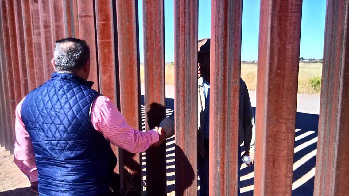 RobertYUribe's tweet image. @jaketapper, this is what our #DouglasAZ #Bordercommunity feels/looks like, Love, Hope, and Unity. Welcoming British artists Duncan McKellar and David Martin as they make visible our unwavering binational relationship for the world to see! 🇺🇸 🇲🇽 🇬🇧