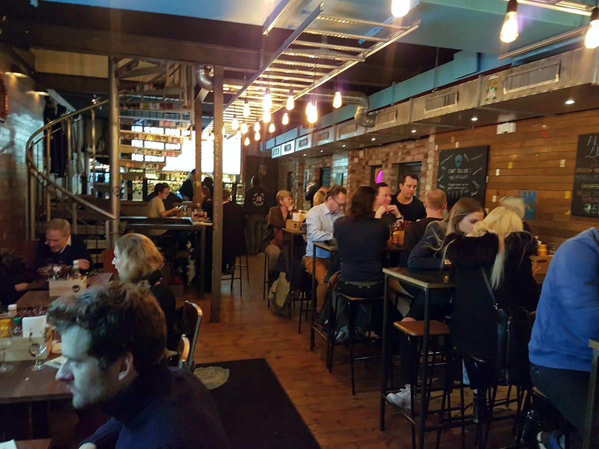 Borstjuren's tweet photo. Fullsatt på @Brewdogkholmen! God mat, god öl och 10 % rabatt på livstid för mig som aktieägare. Hundar är dessutom välkomna! Mindre än 2 dagar kvar att bli aktieägare för den här gången. Läs mer här: https://t.co/gMJNuPIBdx
#PrataPengar #lynchning https://t.co/lnXOyBTjRm