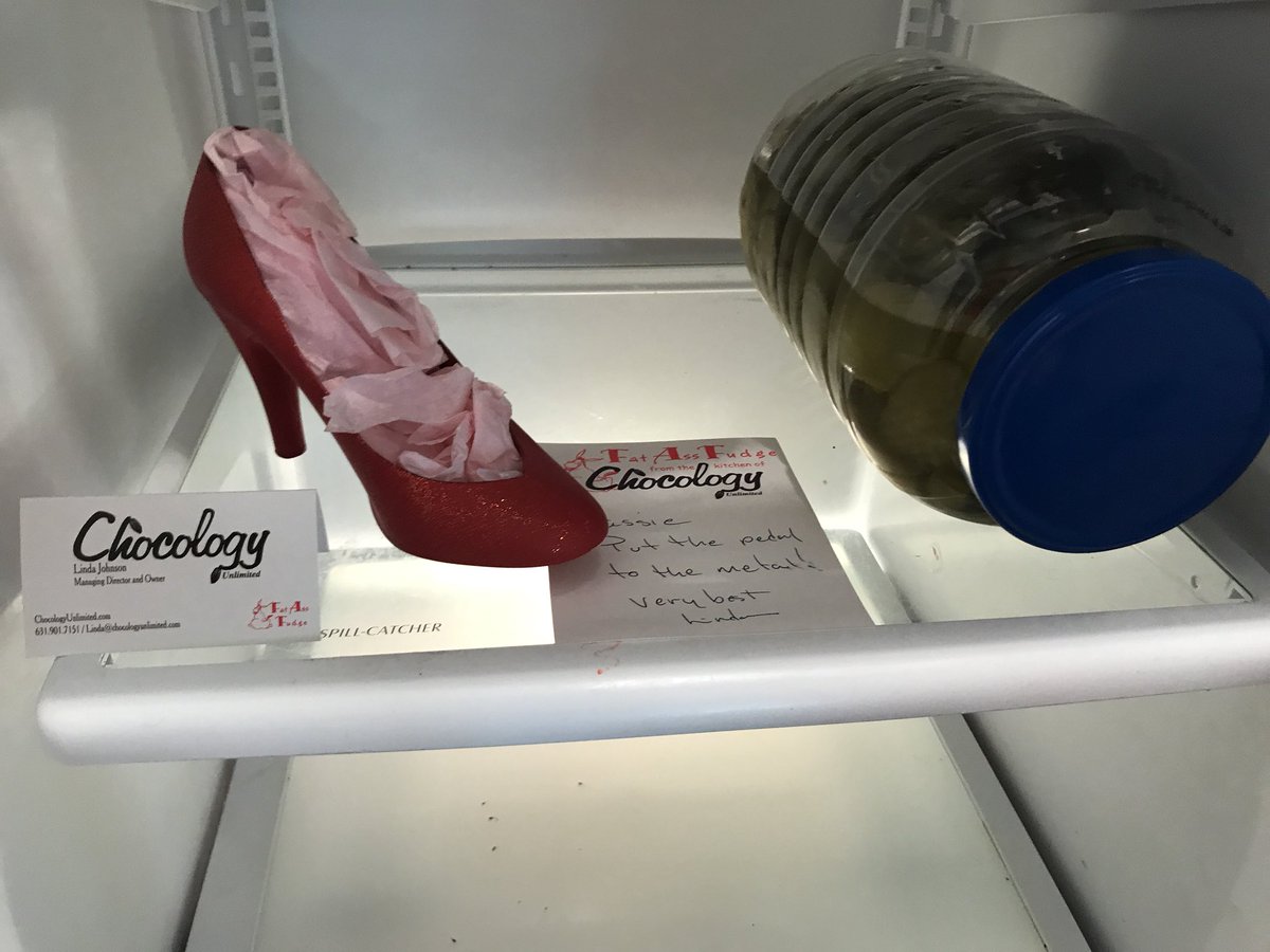 CassieGannis's tweet photo. @cobra640 Just #pickles & my #beautiful #rubyredslipper from @chocology #chocolateunlimited β€οΈπ β€οΈπ β€οΈπ https://t.co/W87pwrzy1S