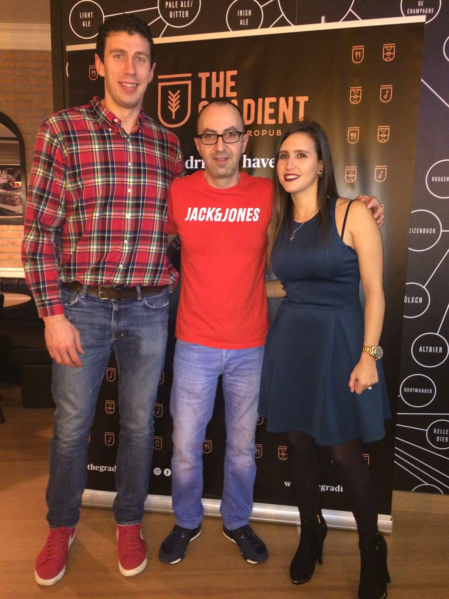 TheGradientVall's tweet photo. Imvitamos hoy al MVP de la Leb Oro ,del mes de Diciembre , nuestro amigo #SergioDeLaFuente  y a @lauritapinti . Con Alfredo de @TheGradientVall ,disfrutando en nuestro local . https://t.co/jyuY8UmKFH