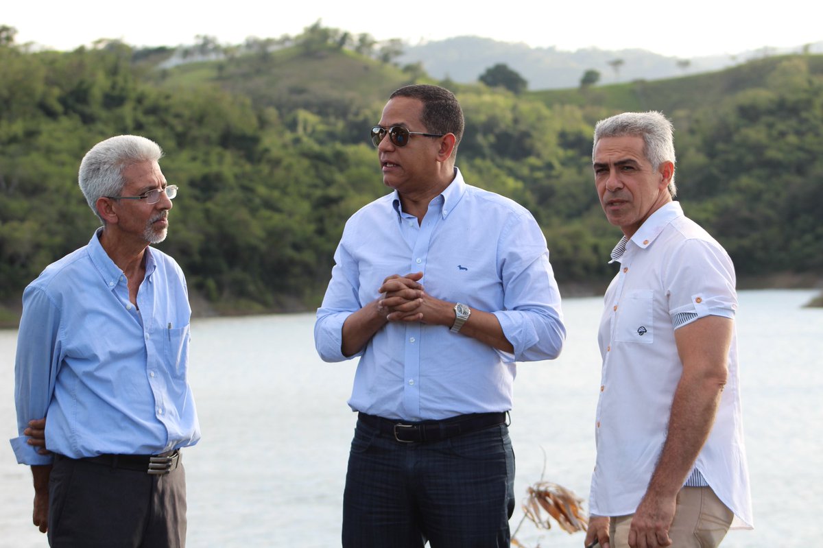 SenatorialStgo's tweet photo. En busca de soluciones ambientales, nuestro senador @JCesarValentin recorre acompañado del ministro de @ambienterd, @DominguezBrito y alcalde de Sabana Iglesia, #TonyVargas algunas áreas próximas a la #PresaBao. https://t.co/WY8kfCuPwp