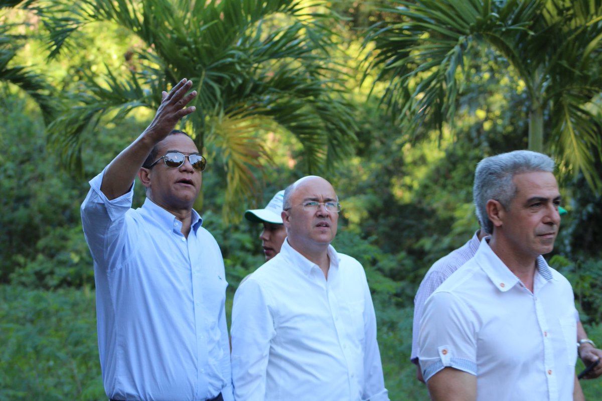 SenatorialStgo's tweet photo. En busca de soluciones ambientales, nuestro senador @JCesarValentin recorre acompañado del ministro de @ambienterd, @DominguezBrito y alcalde de Sabana Iglesia, #TonyVargas algunas áreas próximas a la #PresaBao. https://t.co/WY8kfCuPwp