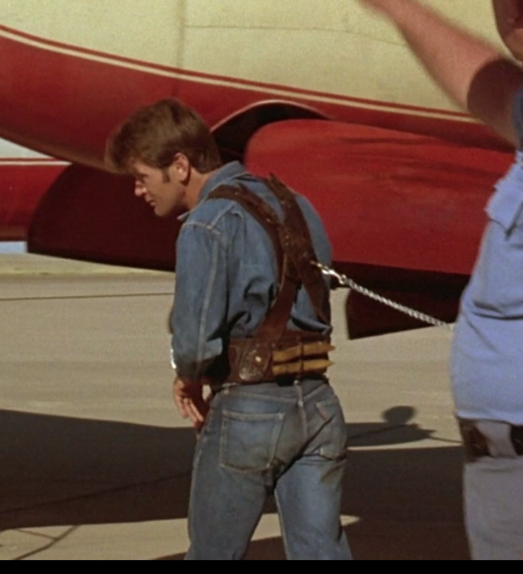 Men always look better on lead. Here's a hot, young Martin Sheen in Badlands. 🔥
