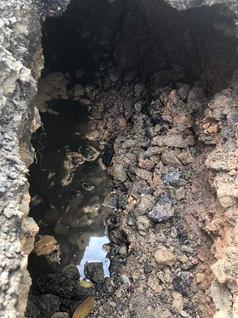 El 3er hueco que esta socavado por un bote de aguas, procedimos a reportarlo inmediatamente al equipo de Hidrocapital, quienes realizaran la respectiva inspección en los próximos días. Seguiremos informando a todos sobre la situación. #13Ene