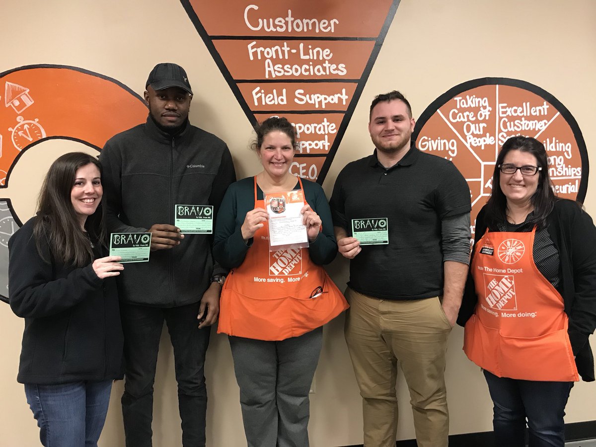 4286JohnstonHD's tweet image. Peer to Peer recongnition. Thanking Kim for all she does. #associatecoach #team #takingcareofourpeople #BRAVO @JenThePlantLady @KJChamberland