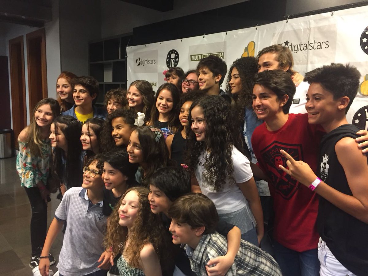Joaoguiavila's tweet photo. Onde está o wally? Kkkkkkk obrigado são Paulo pelo show lindo! Boa noite povo bonito! F e l i z ! 🔥🔥🔥💙 https://t.co/OCrnkI77hZ