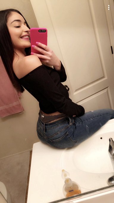 A lil booty love hehe 💖 https://t.co/h1oynKp4Tr