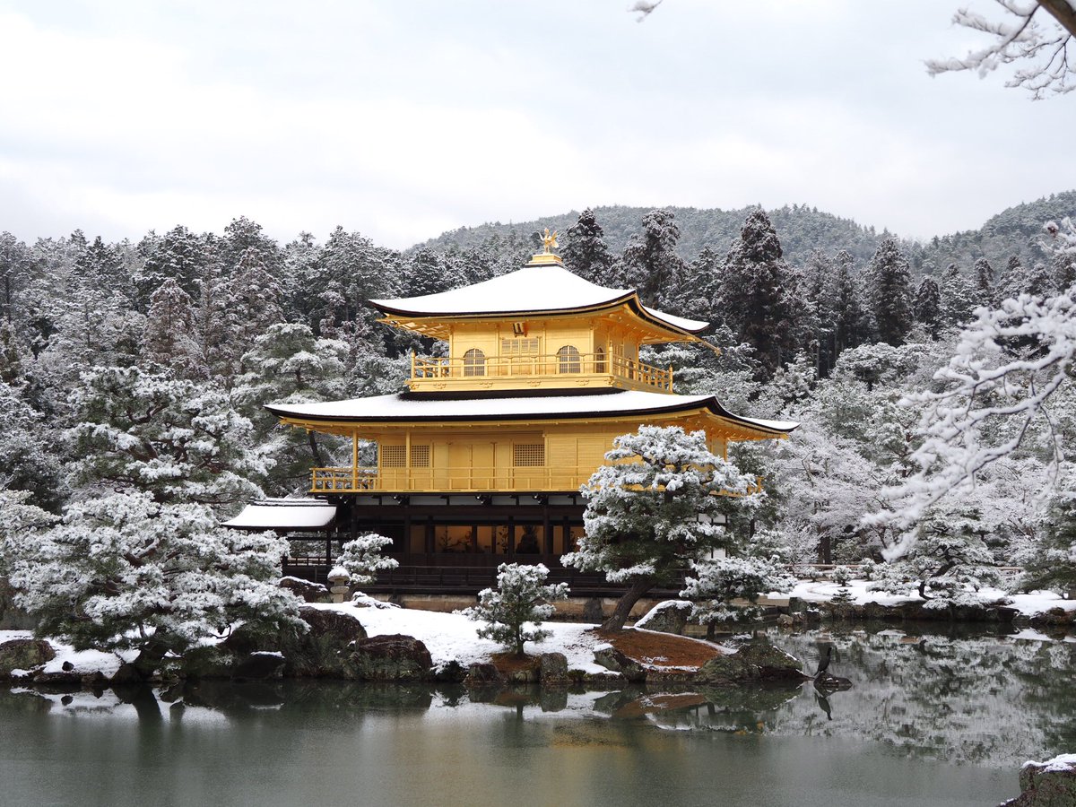 雪の金閣寺