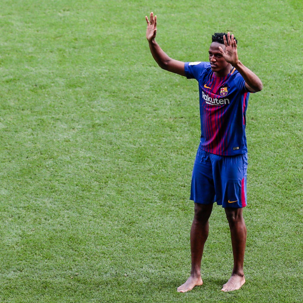 mundodabola's tweet photo. “Descalço no Camp Nou? Há um versículo da Bíblia que diz: 'Com a sola do seu pé, tocará a terra que você deseja conquistar', por isso fiz isso.” 👏

— Yerry Mina https://t.co/kvKY7Nqv8E