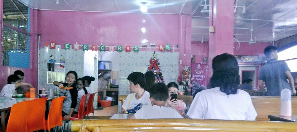 ___pije's tweet photo. Serba pink dari depan sampai belakang. Yang suka Hello Kitty pasti demen ke sini. 

Gue baru dapat tempat duduk, itu pun di belakang. Tadi rame banget. https://t.co/M2OgjY80Wg