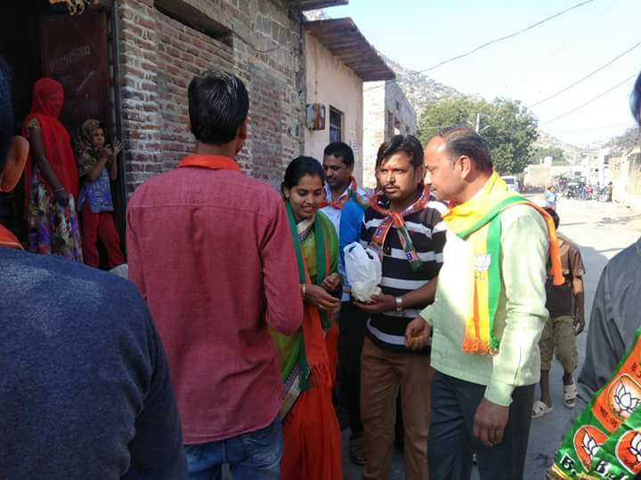 जालोर विधायिका श्रीमती <a href="/MLAJALORE/">Amrita Meghwal</a> ने आज जालोर में वार्ड नम्बर 15व 16 मे घर घर जाकर पचपदरा शिलान्यास आदरणीय श्रीमान नरेन्द्र भाई मोदीजी क़े आगमन को लेकर पीले चावल बाँटकर निमंत्रण दिया,साथ मे भाजपा युवा मोर्चा के सभी सदस्य गण मौजूद रहे।।

#चलो_पचपदरा 16 जनवरी 2018 #चलो_पचपदरा