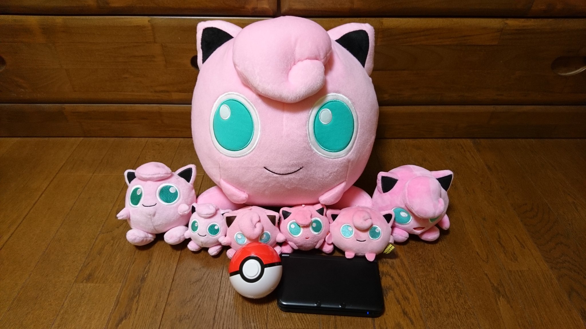 センジ ほんっとうに めちゃでか 家にいる他のプリンと並べてみてもこのサイズ そのまま連れて旅立てそう ポケモングッズ T Co U299x1s4e6 Twitter