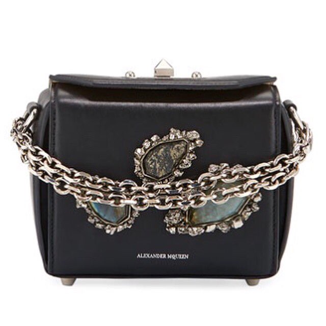 EmyGhosn's tweet photo. ALEXANDER McQUEEN MICRO BOX BAG @CosmoShoesAU 🖤
#cosmopolitanshoes #doublebay #sydney #australia #alexandermcqueen #style #fashion #beauty #mcqueen #luxury #world #love #fashionista #stylist #blogger #midsummer #sundayvibes #sundaystyleloves #sunday #CosmoNews 👠 https://t.co/HRlJnfZ9ds