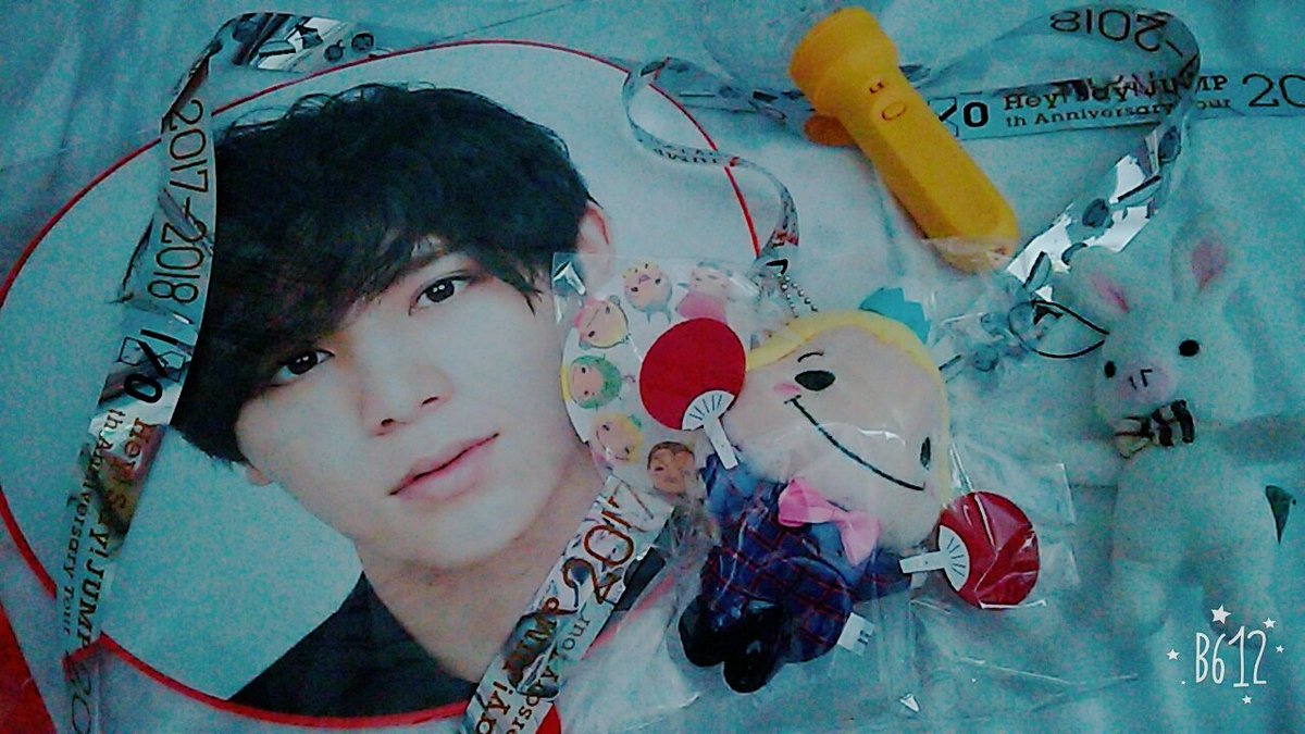 FCmamecsara25's tweet photo. プレゼント企画です！私の友達が担降りするので欲しい人RTとフォローしてください！
・山田涼介うちわ
・ツアーの銀テ（東京ドームの　）
・くるすけ
・ブタうさぎ
・Are you happÿ？ライト
#山田涼介 #HeySayJUMP #無償提供 #無償企画 #ぶたうさぎ #くるすけ https://t.co/E0BJMx2I7p