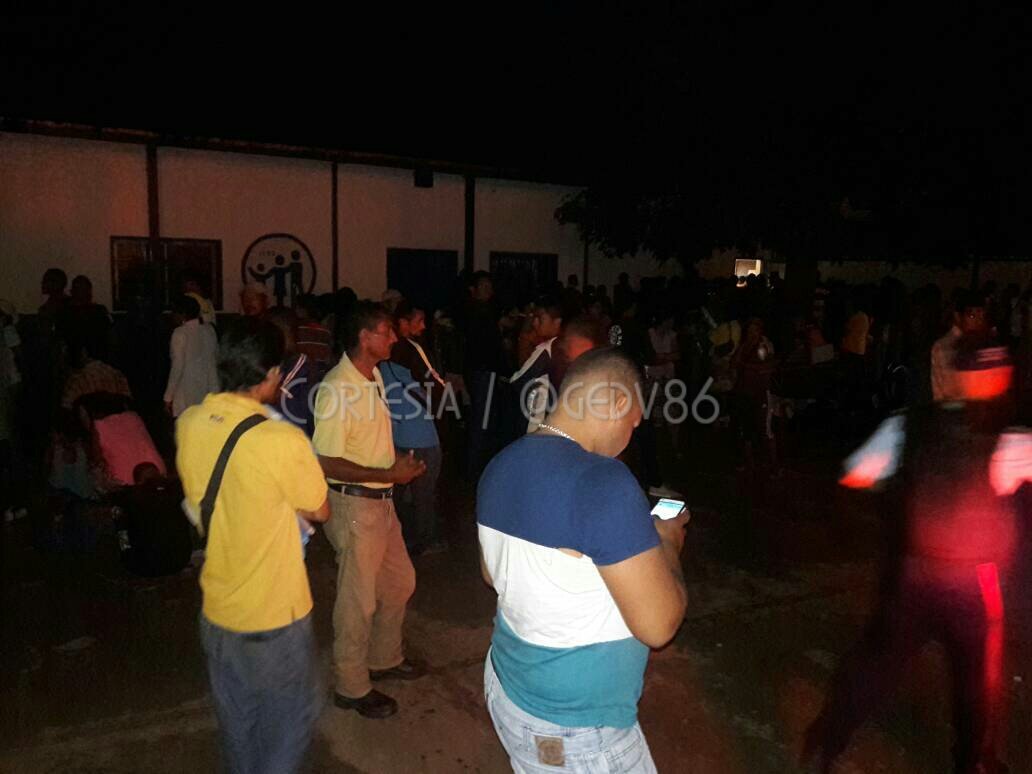 GEDV86's tweet photo. #13Ene 10:45pm Más de 350 personas esperan tratamiento contra el #paludismo en el Hospital Juan Germán Roscio de #ElCallao. En lo que va de año han muerto 4 adultos y un niño en dicho pueblo minero #Bolívar #Venezuela https://t.co/gzNl0XknfV