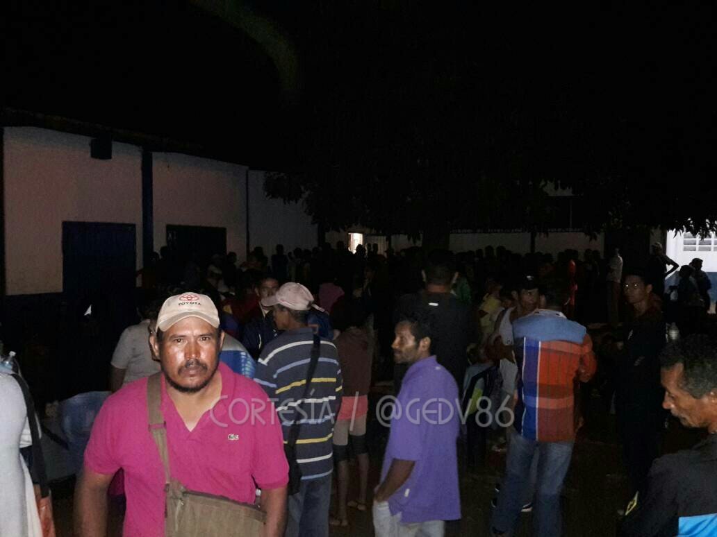 GEDV86's tweet photo. #13Ene 10:45pm Más de 350 personas esperan tratamiento contra el #paludismo en el Hospital Juan Germán Roscio de #ElCallao. En lo que va de año han muerto 4 adultos y un niño en dicho pueblo minero #Bolívar #Venezuela https://t.co/gzNl0XknfV