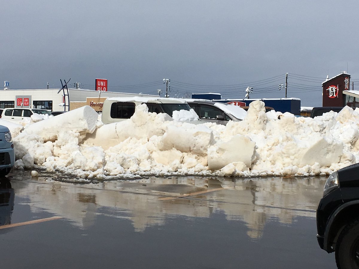 スーパーの駐車場に無断駐車していたと思われる車が雪国ならではの刑を執行されていた 雪は万能兵器 追記しました Togetter