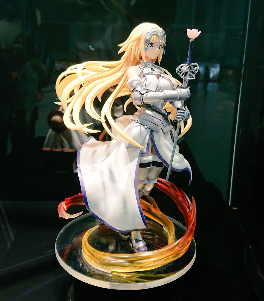 アニプレックスプラス Fate Apocryphaより第二宝具発動時のジャンヌを立体化した ルーラー 紅蓮の聖女 フィギュア 回転台座にて宮城会場展示中です 背面から見ると宝具使用時の空気感でふわっと浮き上がってるのがわかります 是非ご覧下さい