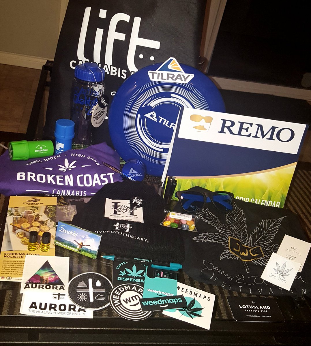 _ShansTweets_'s tweet photo. Had a fun day and got some awesome swag! #LiftCannabisExpo #Aurora #Hydropothecary #Tilray #Weedmaps #SteppingStone #BrokenCoast #Delta9 #Remo #UnitedGreeneries #Somalabs #LotusLand #ValensGrowWorks #Tokein #MariCann #Beleave #Tweed https://t.co/FXDor4qpEF