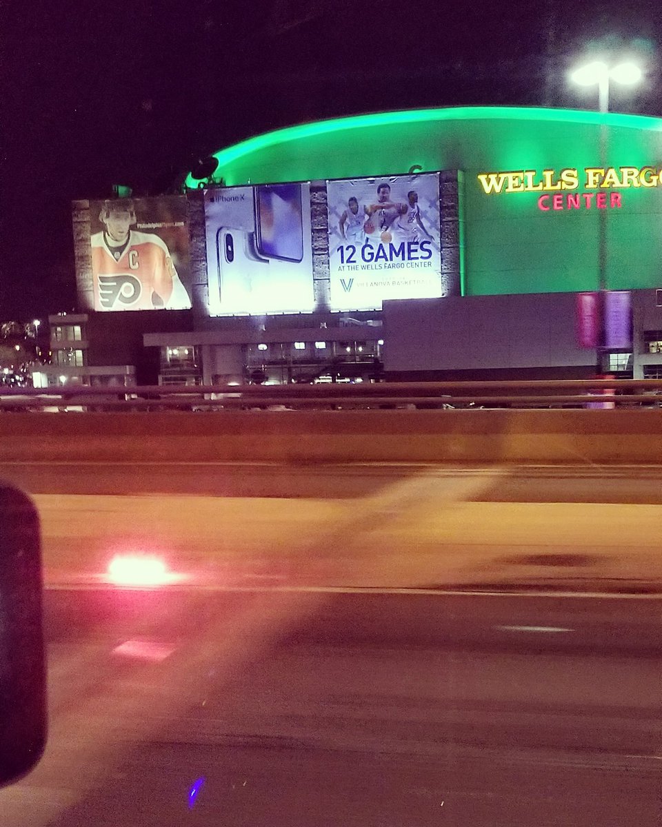 Marietwety's tweet photo. Awfully nice seein the city lit up in green 💚🦅 #brotherlyluv #flyeaglesfly #bleedgreen #phillyphilly #weallwegot #keeponhatin https://t.co/fsNMwUnYUg