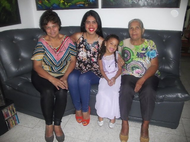 Maria27mend's tweet photo. Ustedes son mi hogar, son mis personas favoritas; con ustedes he reído y llorado. Son los que hacen que todo valga la pena, los quiiiero siempre en mi vida ❤️😍 Ohana! Significa FAMILIA, familia que nunca se abandona ni se olvida a nadie. Somos un gran equipo! Los amo https://t.co/bFwaE87KNo