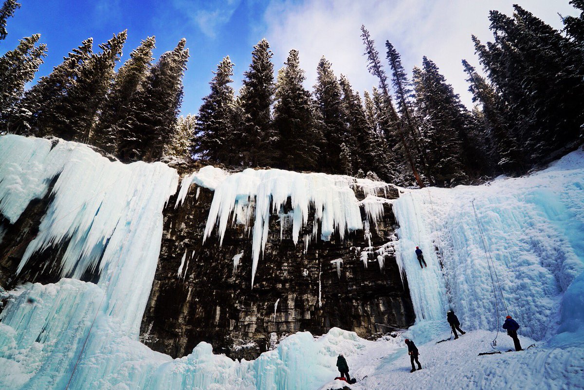 ByJeanMichel's tweet photo. Johnston Canyon on a warm day (-4C), ice climbers were au rendez-vous. #johnstoncanyon #iceclimbers https://t.co/8rupSado27