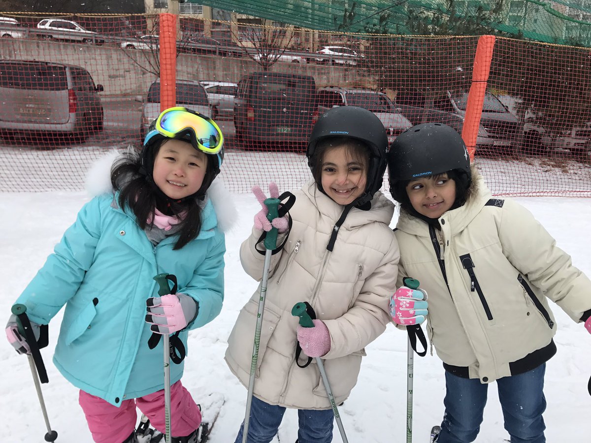 JustinPOConnor's tweet photo. #kispride Seoul Campus Ski Club: Our first trip was amazing!  Good snow and a wonderful experience for our community. https://t.co/59azZgHXIj