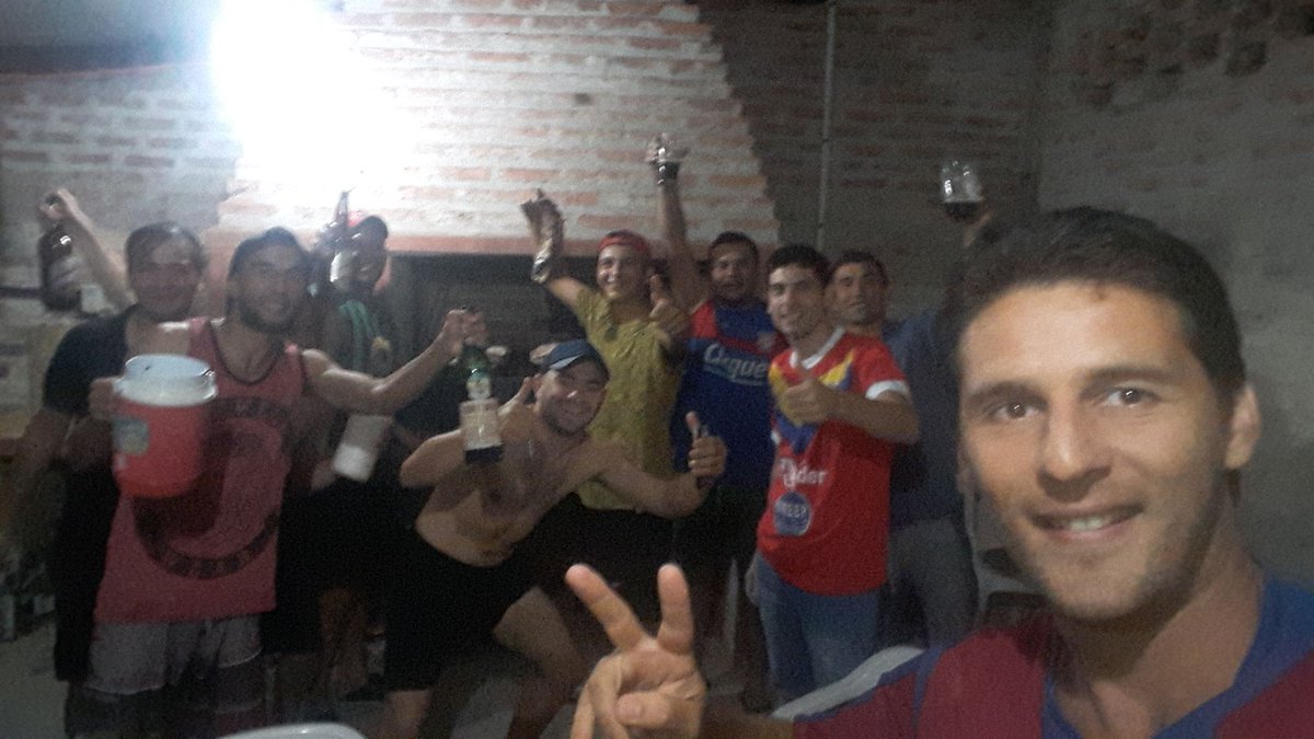HernanCaja's tweet photo. Con la banda de #ZeusFC https://t.co/EDSYxuuNEU