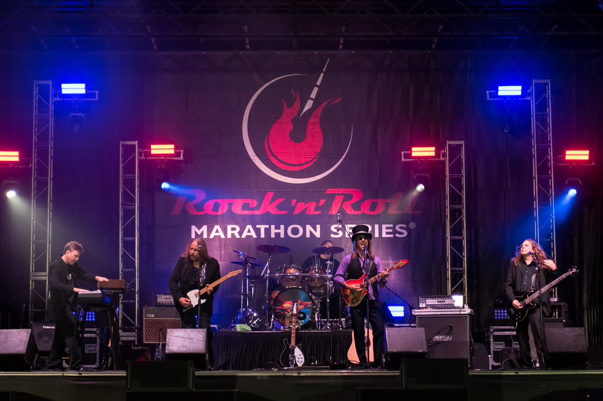 RunRocknRoll's tweet photo. ☀️+🌵+🎸= 😎 Take a look back at the @SYFNews #RnRArizona 1 Mile, 5K presented by @brooksrunning and KiDS ROCK race in photos!

https://t.co/4UPDShXVf2 https://t.co/vElVPPvPg9