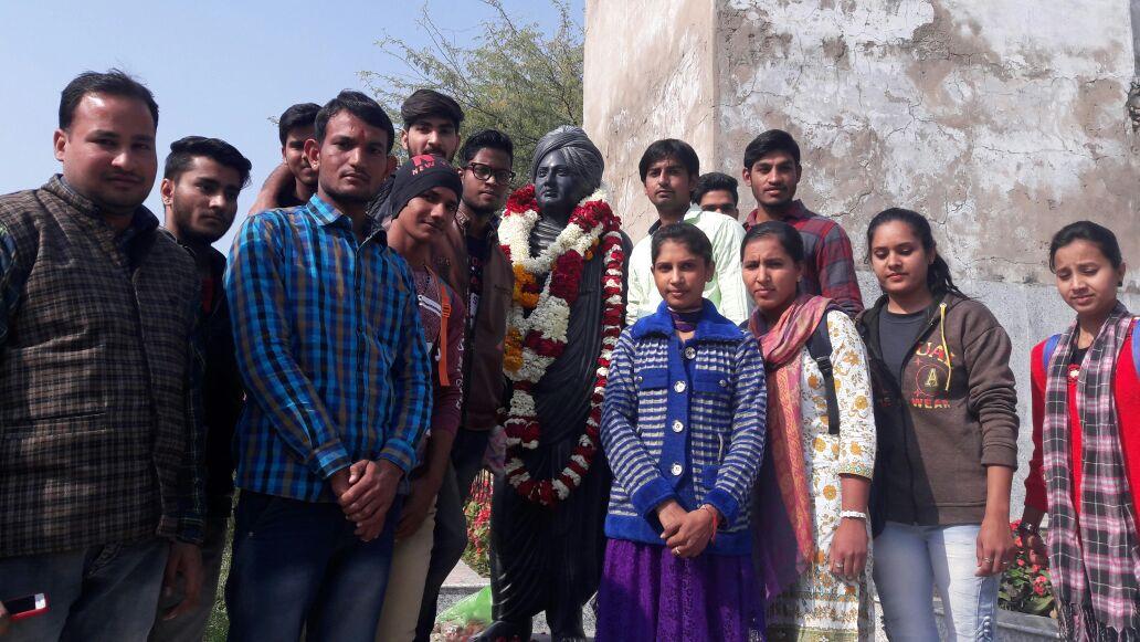 abvp_kishangarh's tweet photo. महाविद्यालय किशनगढ़ मे  #स्वामी_विवेकानंद_जी की मूर्ति को माला पहनाकर #जंयती_मनाई व #RDKL मे पर्यावरण #संरक्षण मे युवाओं की भूमिका पर #संगोष्ठि का आयोजन किया इस दौरान  #मुख्य_अथिति_abvp_पूर्व_जिला_सह_संयोजक #योगेश_जी_जैन_रहे_ABVP_को_जानों_प्रदर्शनी_ #कार्यक्रम_का_आगाज_हुआ https://t.co/xmdMoyNX3m