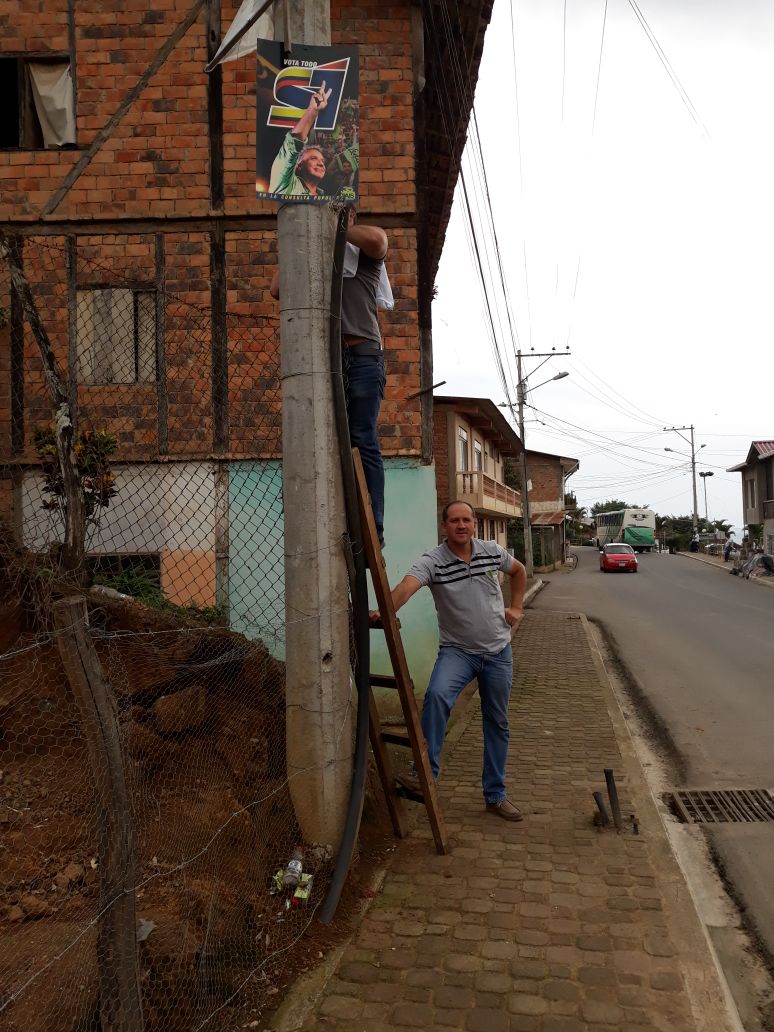 DILMOGIACUENCA's tweet photo. Gracias compas de #Muluncay liderados por @JUANCHO19887 y activistas parroquiales trabajando arduamente para llegar a cada sitio con informacion de la #ConsultaDeTodos
@GerenciaElORO @elorovotasi 
#JuntosVenceremos https://t.co/wpHyVjAMCk