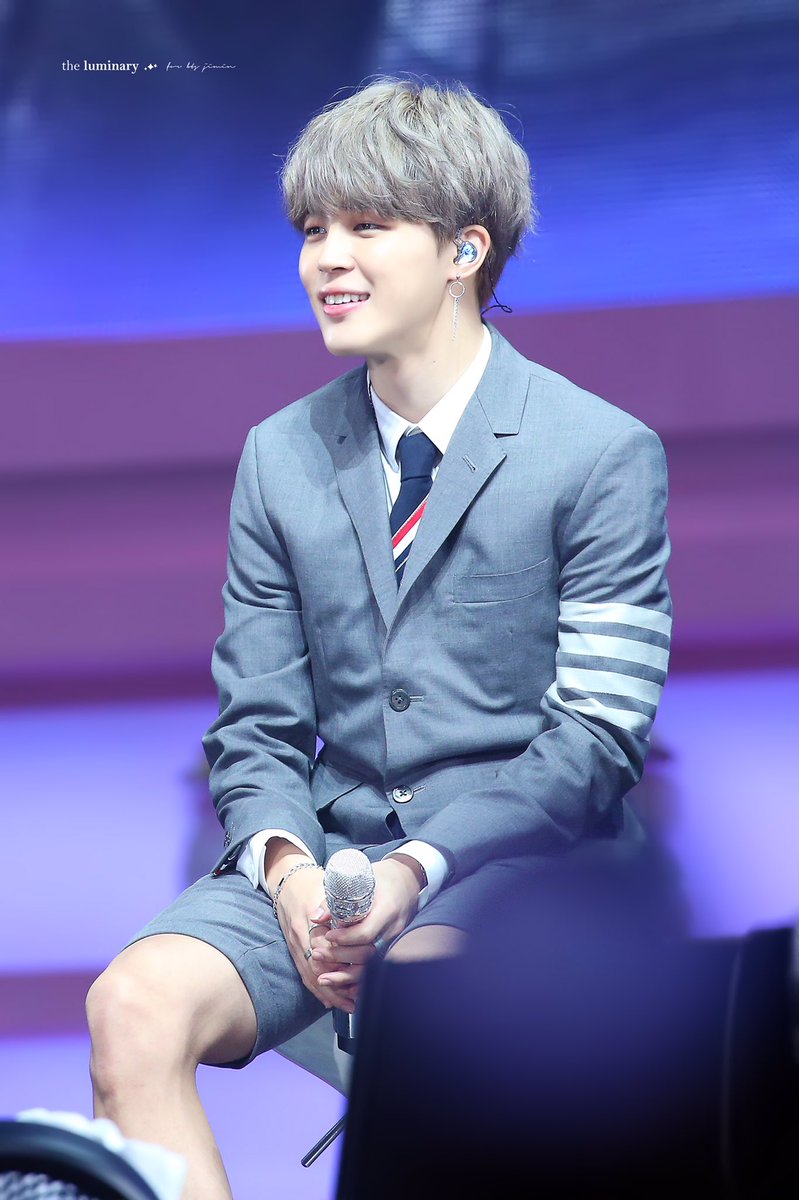 GokiNamoo's tweet photo. #RandomKoreanWords @BTS_twt 
Today's words:
상어 = sang eoh = shark
무섭다 = mu seop da = scary
빼꼼 = ppae kkom = peek (cute way of describing a head peeking out)
반바지 = ban baji = shorts (ban means "half", baji means "pants")
#BTS4thMusterTODAY https://t.co/Cn9uRfkuax