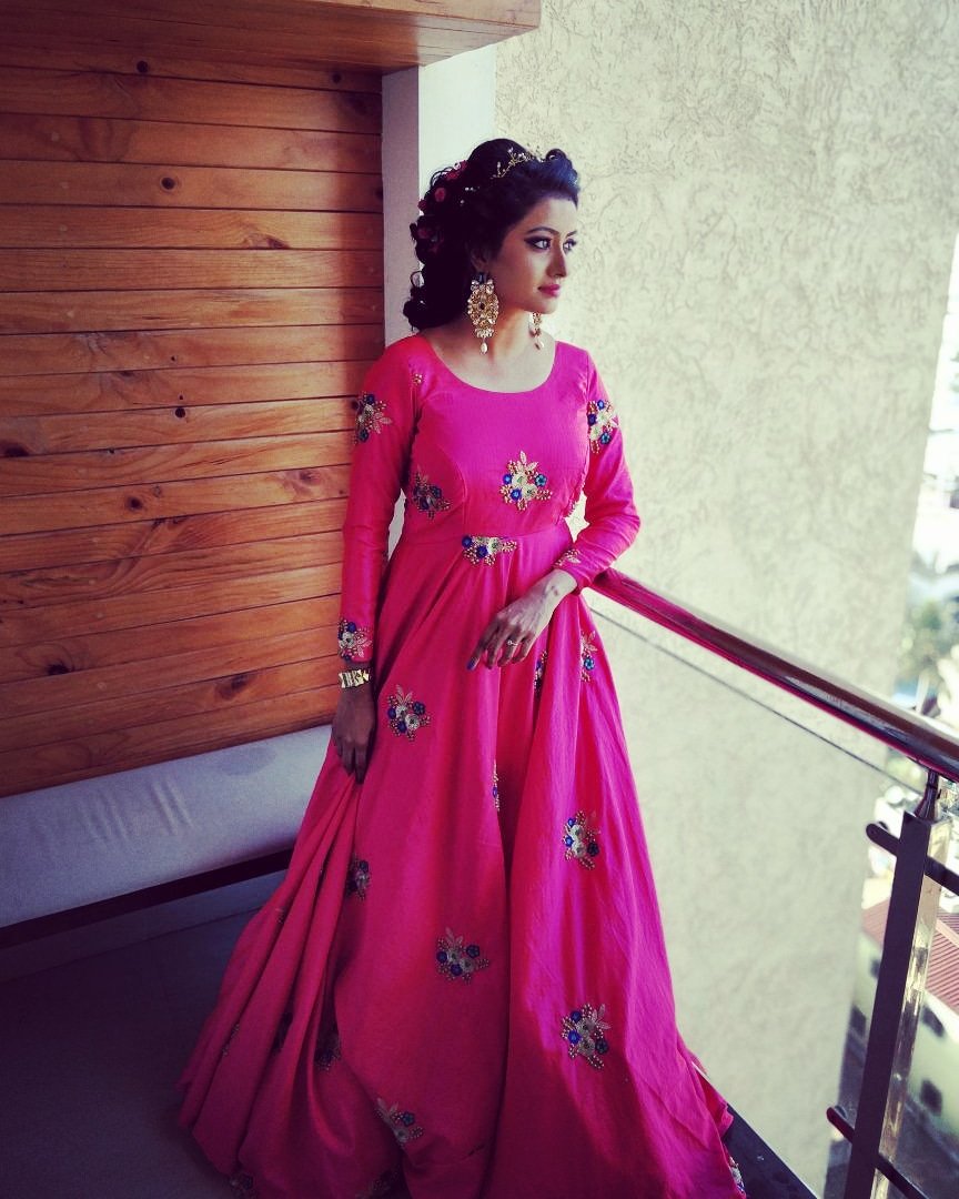Nishaganesh28's tweet photo. A Beautiful Pink gown specially designed by Elavanchi (Yoshnas) for "Viswa &amp; Devji" Exclusive Bridal jewellery launch fashion show at PVR  😘❤️🤗😍
Makeup and hairdo by my darling Santhoshi (Plush) ❤️ https://t.co/TciVDogWWw