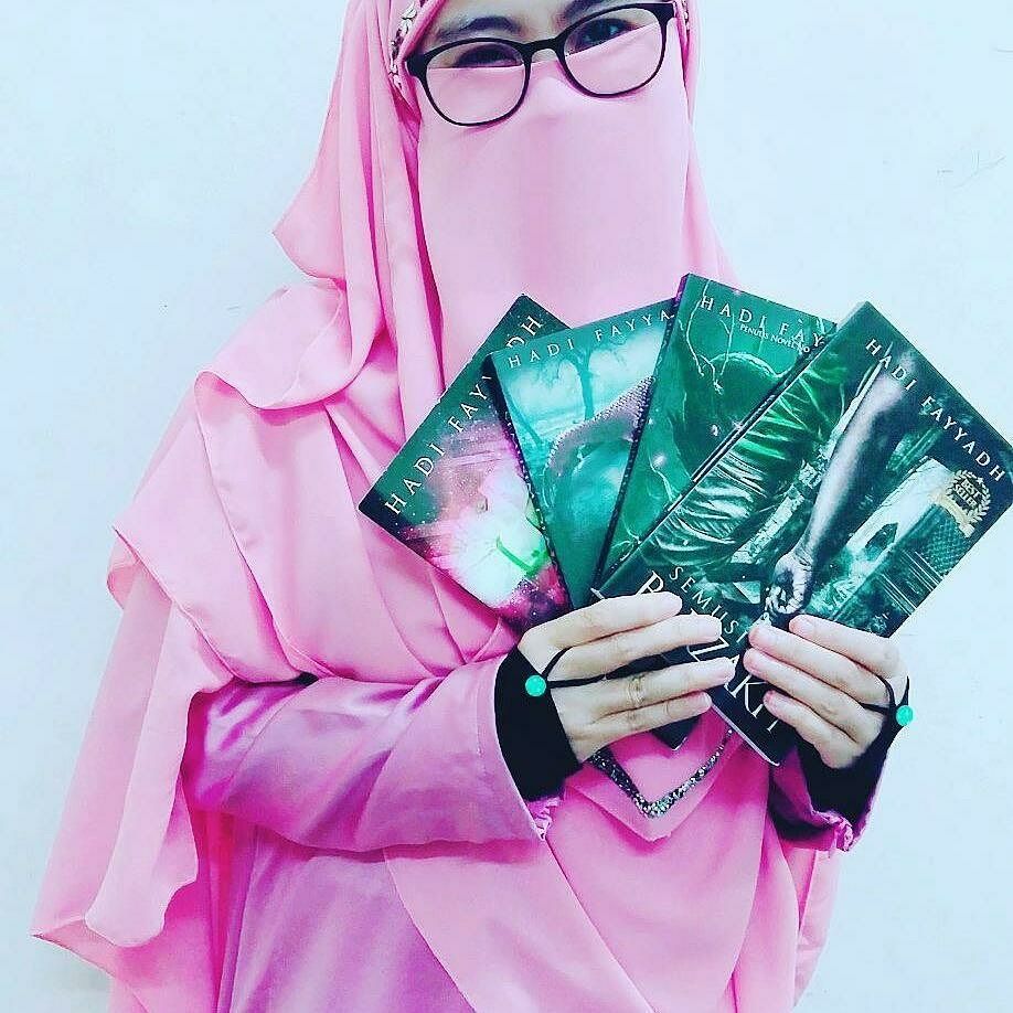 HF_Collectionz's tweet image. MOGA TERUS BERAMAL KEBAIKAN
.
@Regranned from al_kauthar96 -  Alhamdulillah.. Antara koleksi buku2 @hadi_fayyadh.. Sungguh gerun apabila membaca setiap bait2 dlm novel2 tersebut
.
JOM DAPATKAN PERCUMA E BOOK HARI INI
.
Hubungi +601111659603