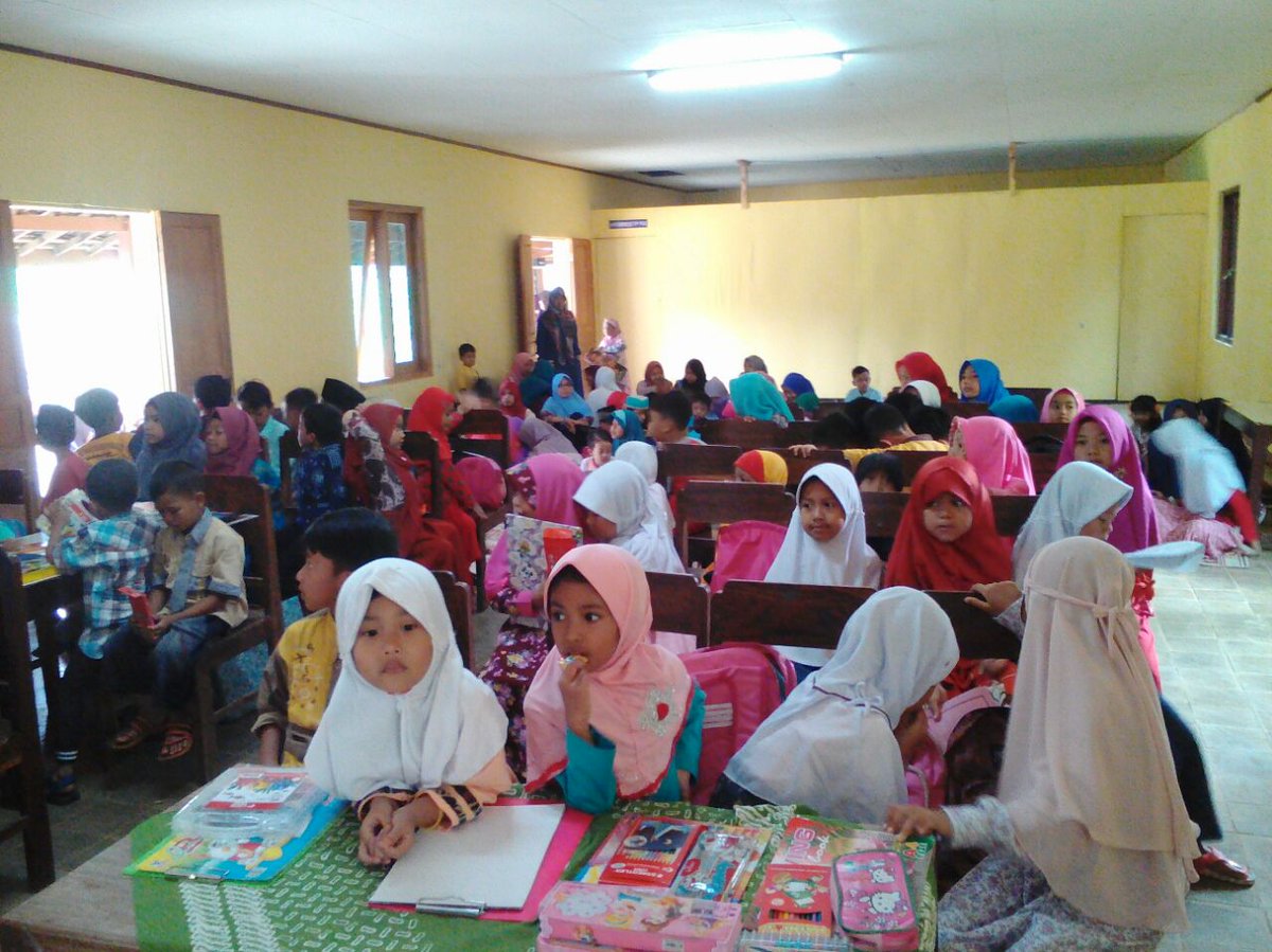 desawaru's tweet photo. Kegiatan lomba anak-anak Islami tingkat Desa Waru, diantaranya lomba Cerita Islam, Adzan, Mewarnai dan Tahfidz.
Pelaksanaan kegiatan ini merupakan kegiatan TP-PKK Desa Waru. (14/1/2018)
#DesaWaru #BersamaKitaBisa #slogohimo #wonogiri https://t.co/meR48fr1aZ