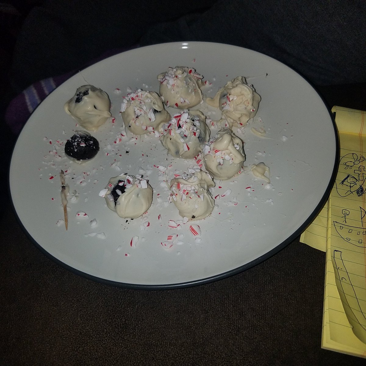 mrbassman45's tweet image. Delayed Christmas datebox night because of the flu. Can you guess the Christmas song with my amazing art skills? #getdatebox