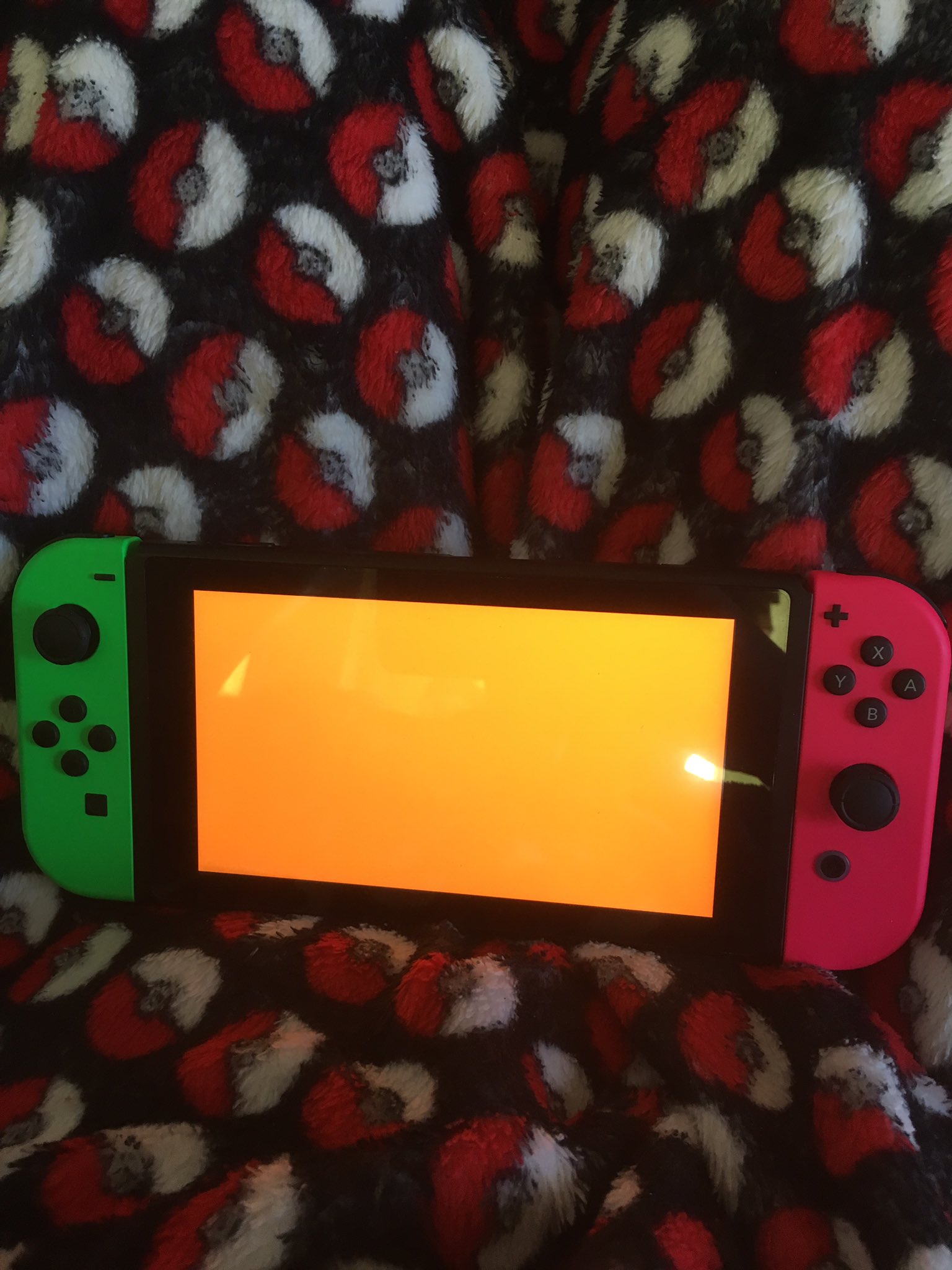 おでん たまに起動する スリープして すぐ起動するとオレンジ画面になってフリーズ 時間あけて起動すると画面映らず 強制終了して起動すると スイッチのロゴから進まず 本体の初期化に電源と音量押して起動するも メニューでず 本体初期化も