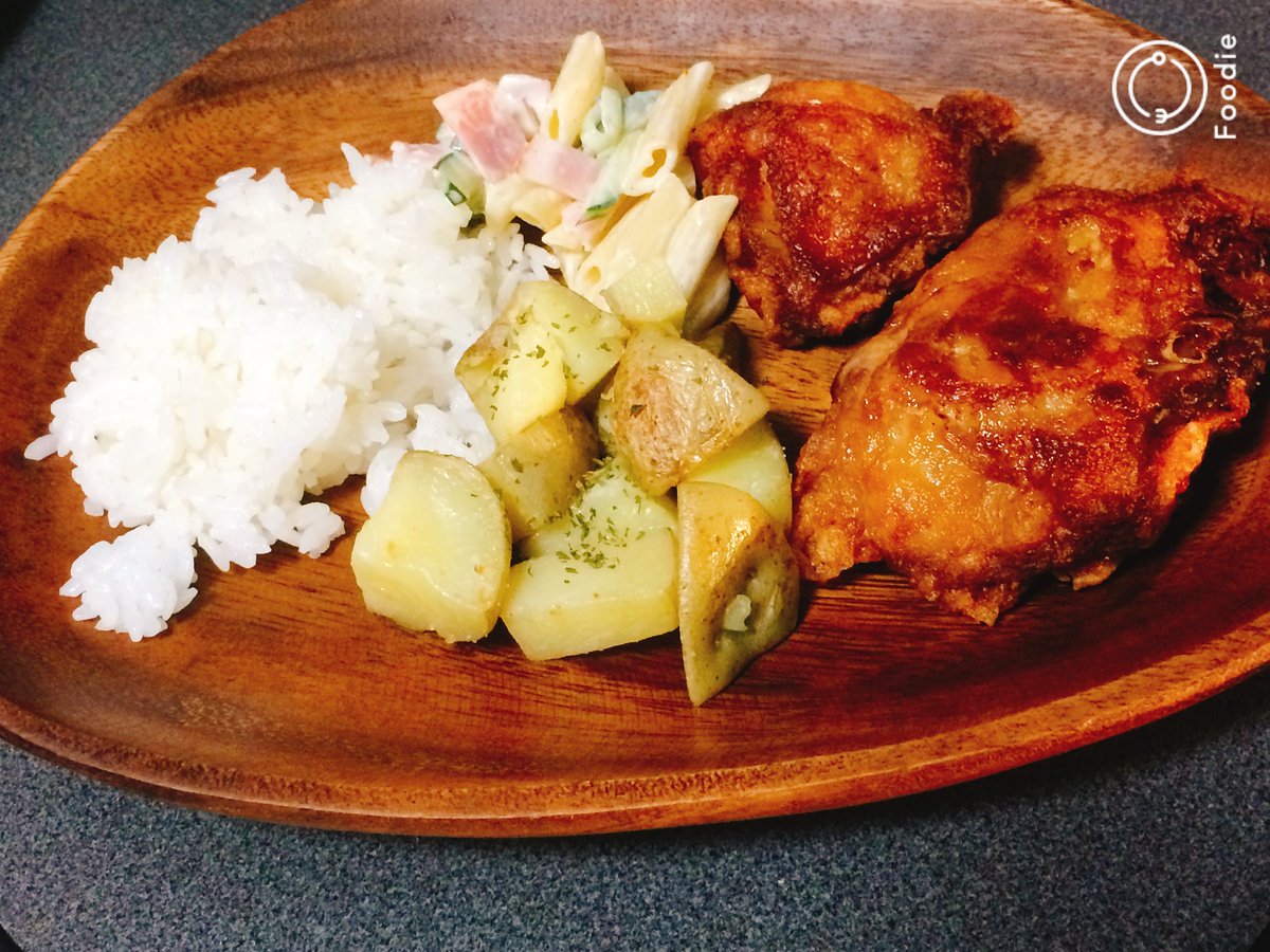 【揚げ鳥】

◇保存できてあげるだけなのでかなり楽

モモ肉２枚

醤油　中さじ1
鶏がらスープの素　中さじ1
酒　大さじ1
塩コショウ
ニンニク、ショウガ

↑の材料に10分つける

最後に卵２こ、片栗粉につける。

小分けにして冷凍する

食べるとき中火にかけた油で揚げれば完成