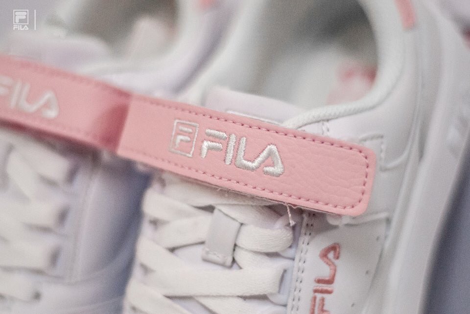 pinku_tai's tweet photo. FILA FX-VELTRAP เป็นอีกรุ่นที่น่าสอย ความพิเศษของนางอยู่ตรง แถบป้ายชื่อบนรองเท้า ใส่ความเก๋ลงไปโดยนางสามารถถอดเปลี่ยนได้ โอ๊ยยยเลิศศ! วันไหนเบื่อสีชมพูก็เปลี่ยนมาเป็นแถบขาวดั๊ยเล๊ยยย ถ้าไม่ผิดคู่ละ 59000w นะ #รีวิวเกาหลี https://t.co/JREbvh4hoh