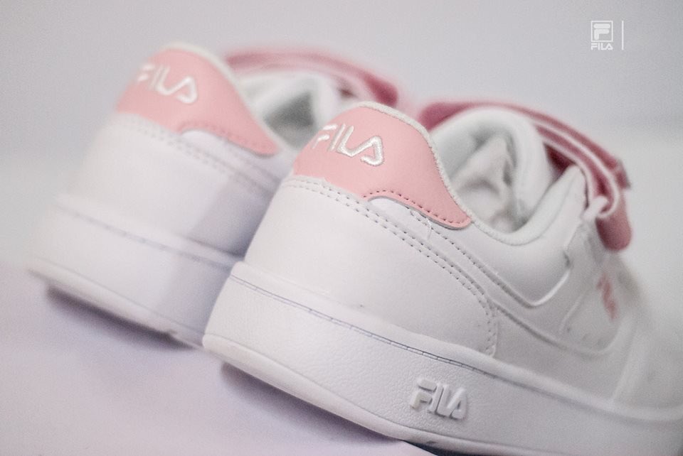 pinku_tai's tweet photo. FILA FX-VELTRAP เป็นอีกรุ่นที่น่าสอย ความพิเศษของนางอยู่ตรง แถบป้ายชื่อบนรองเท้า ใส่ความเก๋ลงไปโดยนางสามารถถอดเปลี่ยนได้ โอ๊ยยยเลิศศ! วันไหนเบื่อสีชมพูก็เปลี่ยนมาเป็นแถบขาวดั๊ยเล๊ยยย ถ้าไม่ผิดคู่ละ 59000w นะ #รีวิวเกาหลี https://t.co/JREbvh4hoh